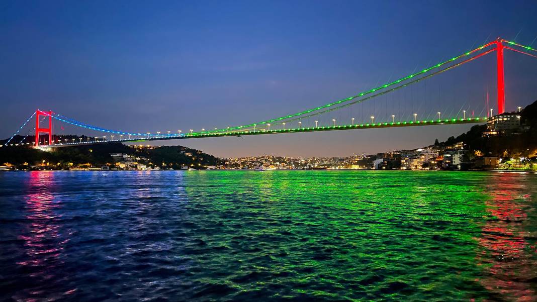 Köprüler Azerbaycan bayraklarının renkleri ile aydınlatıldı 5